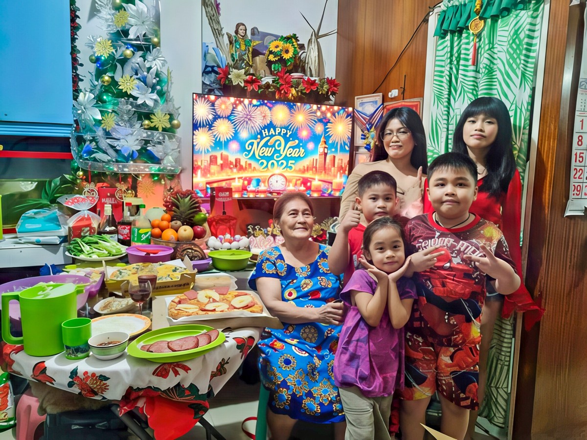 Philippines-Tondo-Christmas-family-party-home-smile
